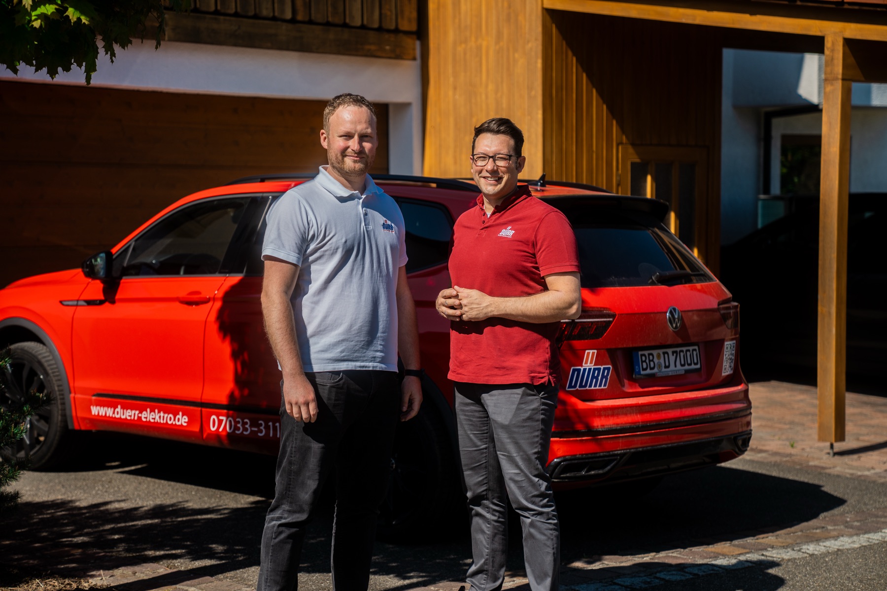 Die Geschäftsführer Sergej Hilgenberg und Dennis Benesch von Dürr Elektroanlagen vor einem Kundenprojekt in Weil der Stadt
