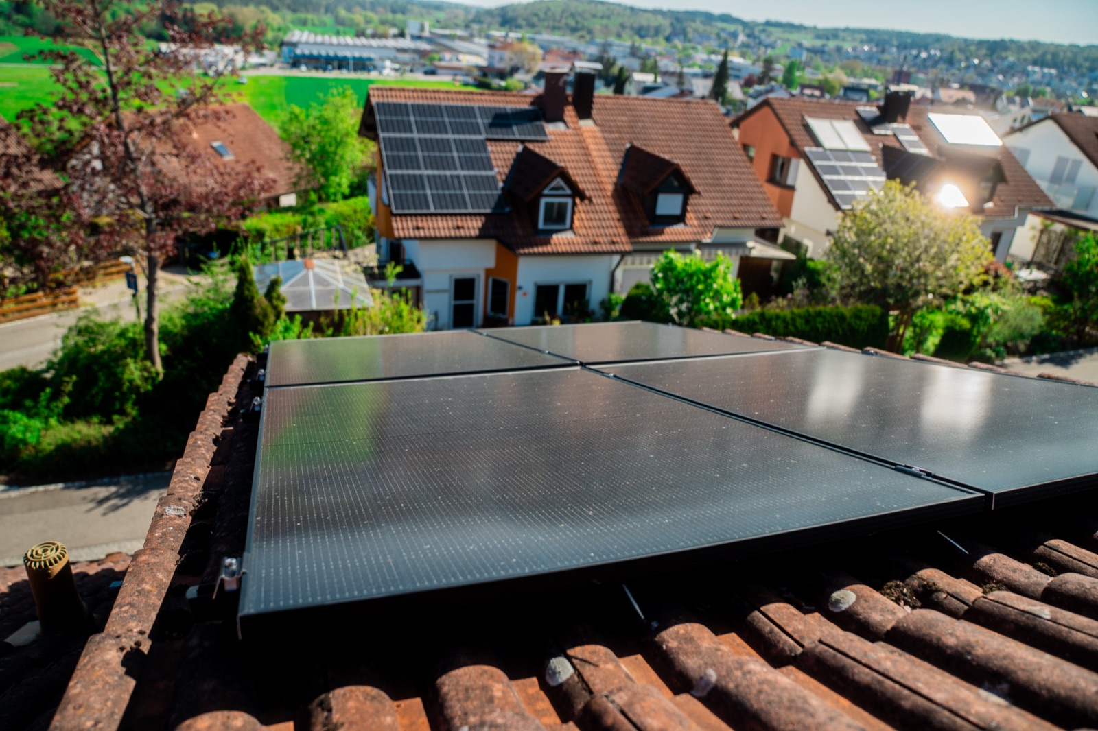 Fertige PV-Anlage mit Blick über Weil der Stadt